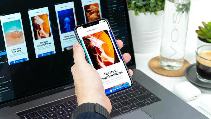 Person holding an iPhone with the screen on